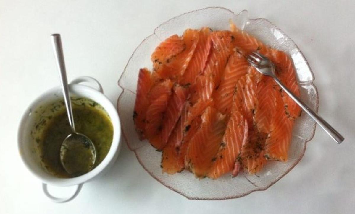 Gebeizter Lachs mit Senfsoße - Rezept mit Bild - kochbar.de