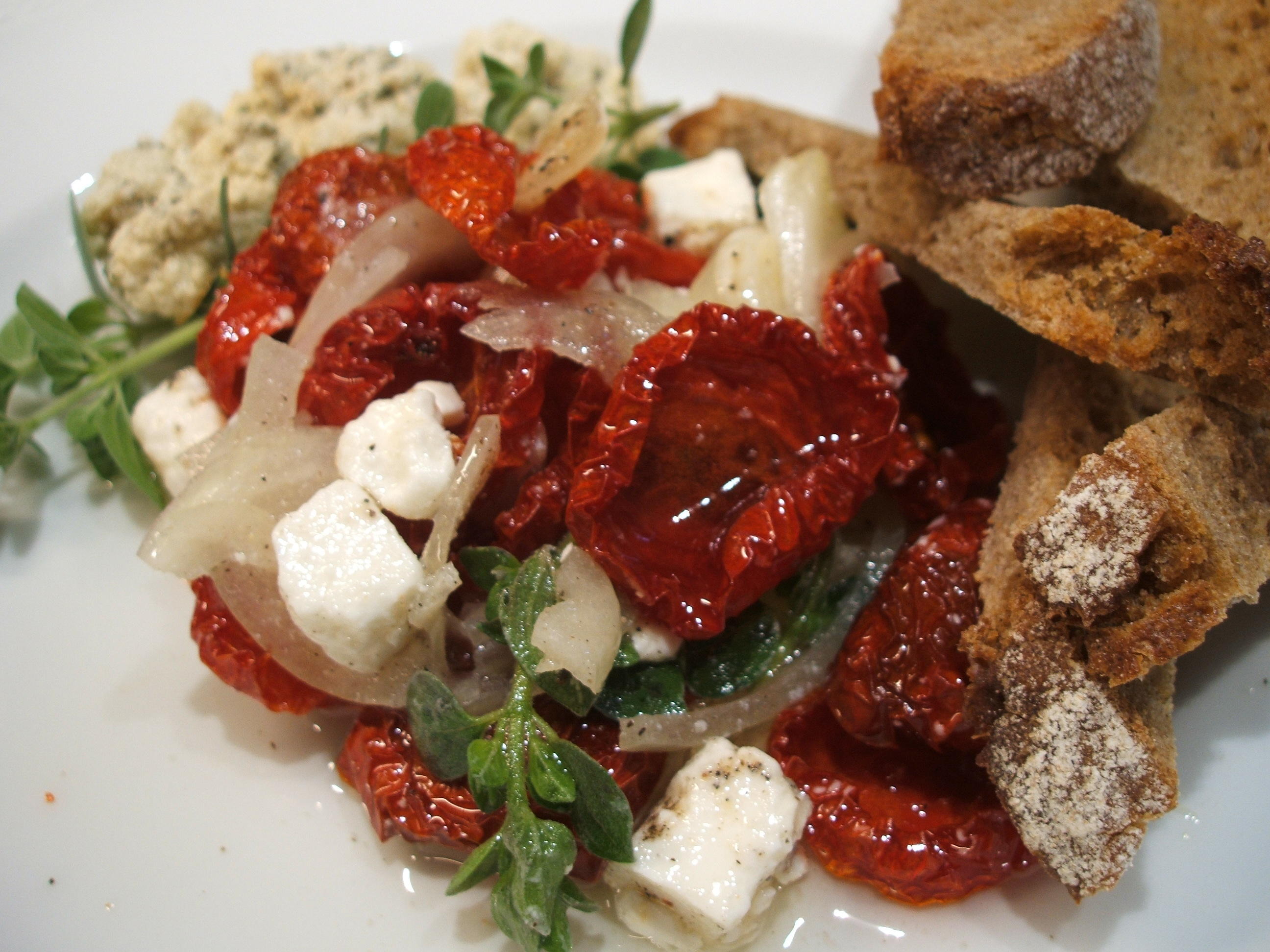 Bilder für Vorrat: Eingelegte Tomaten mit Schafskäse, Zwiebeln und Knoblauch - Rezept