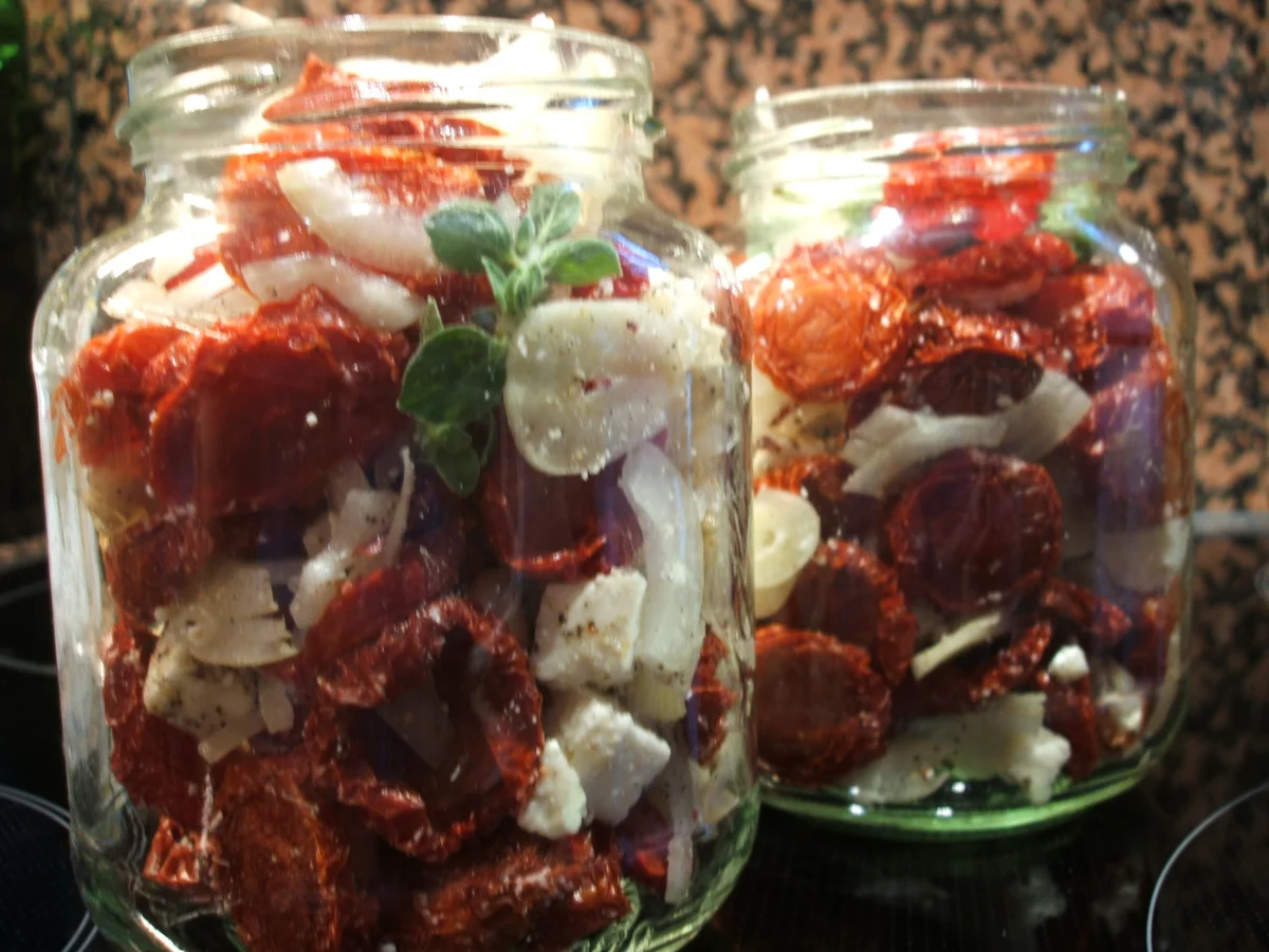 Vorrat: Eingelegte Tomaten mit Schafskäse, Zwiebeln und Knoblauch - Rezept - Bild Nr. 2995