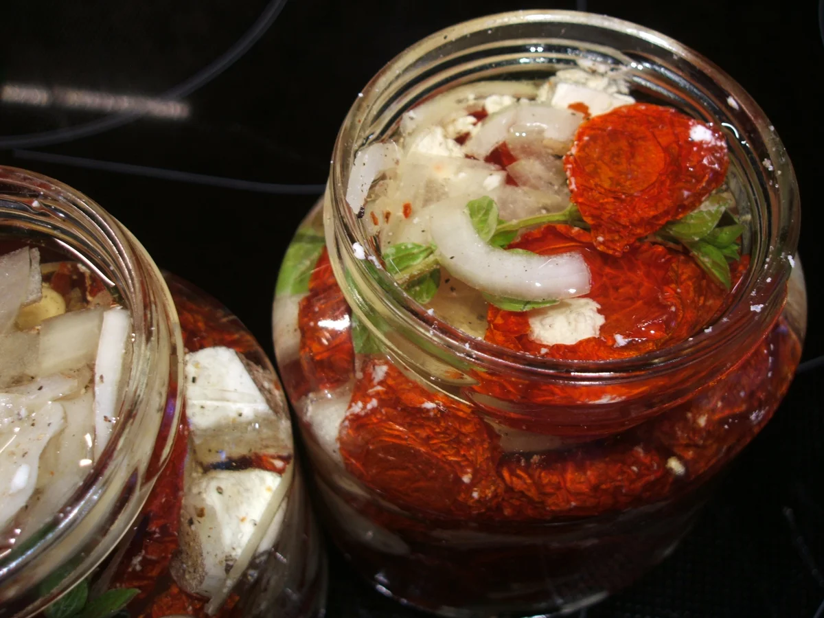 Vorrat: Eingelegte Tomaten mit Schafskäse, Zwiebeln und Knoblauch - Rezept - Bild Nr. 2996