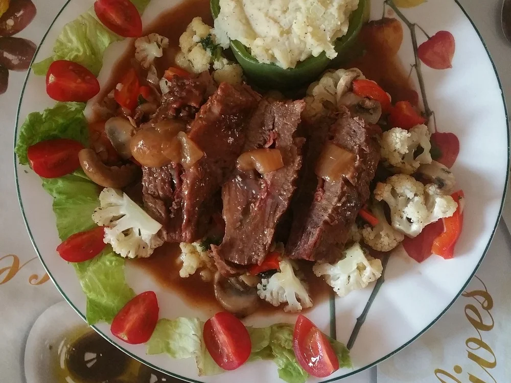 Rindviech auf Gemüsebett an Paprikaring mit Kartoffelpüree - Rezept - Bild Nr. 2996