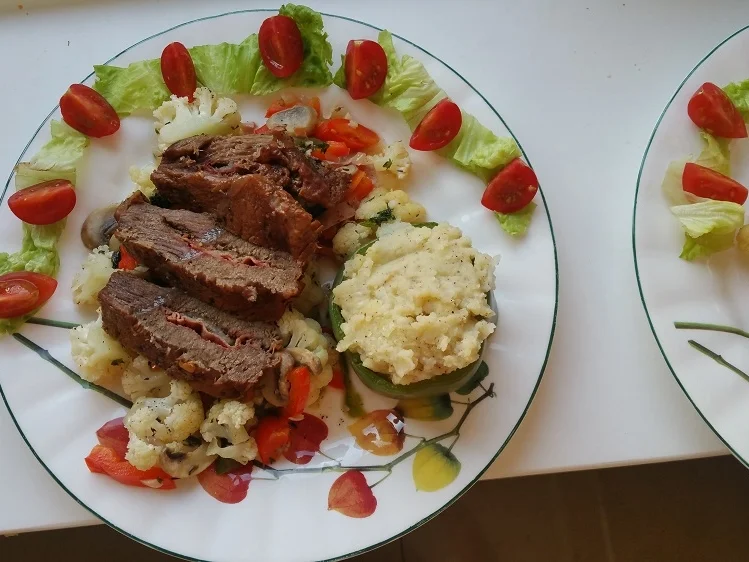 Rindviech auf Gemüsebett an Paprikaring mit Kartoffelpüree - Rezept - Bild Nr. 2999