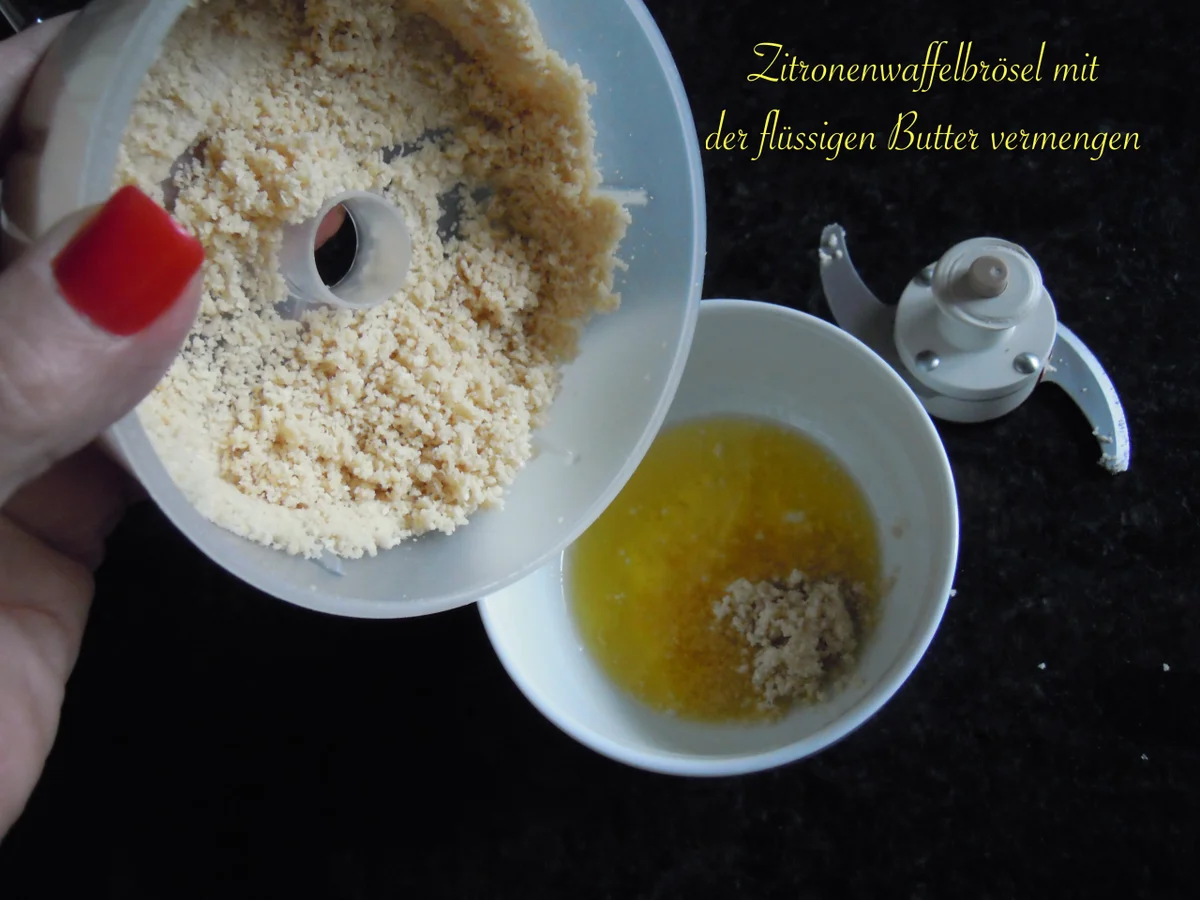 Zitronen Parfait Törtchen auf Zitronen-Waffelboden - Rezept - Bild Nr. 3010