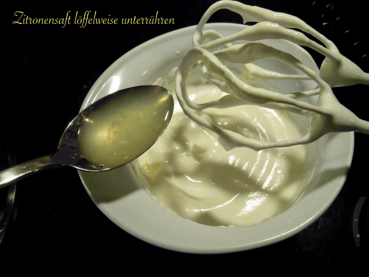 Zitronen Parfait Törtchen auf Zitronen-Waffelboden - Rezept - Bild Nr. 3018