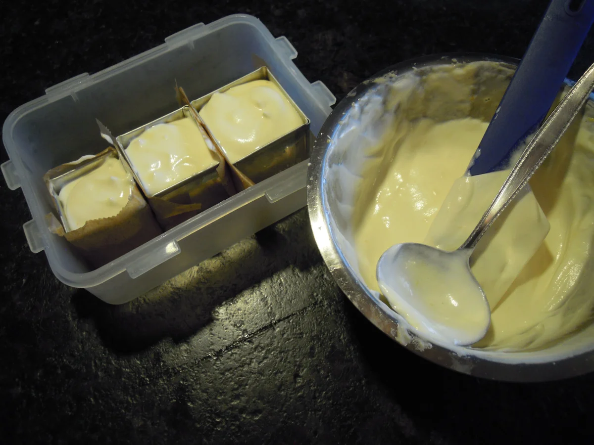 Zitronen Parfait Törtchen auf Zitronen-Waffelboden - Rezept - Bild Nr. 3022