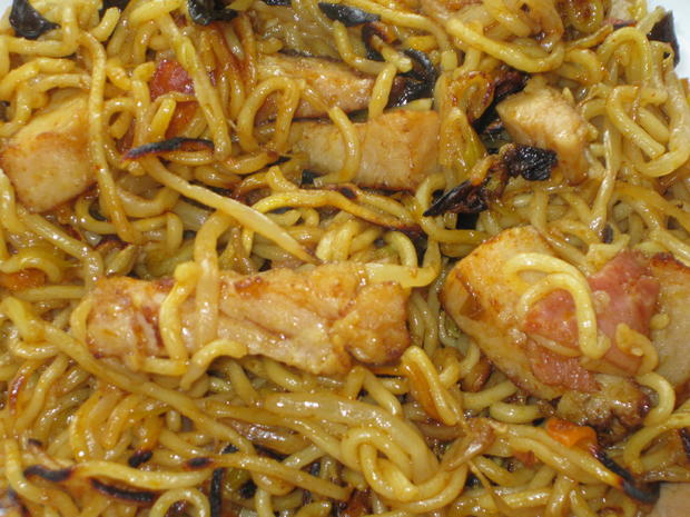 Gebratene Nudeln mit Hähnchenbruststreifen - Rezept - kochbar.de
