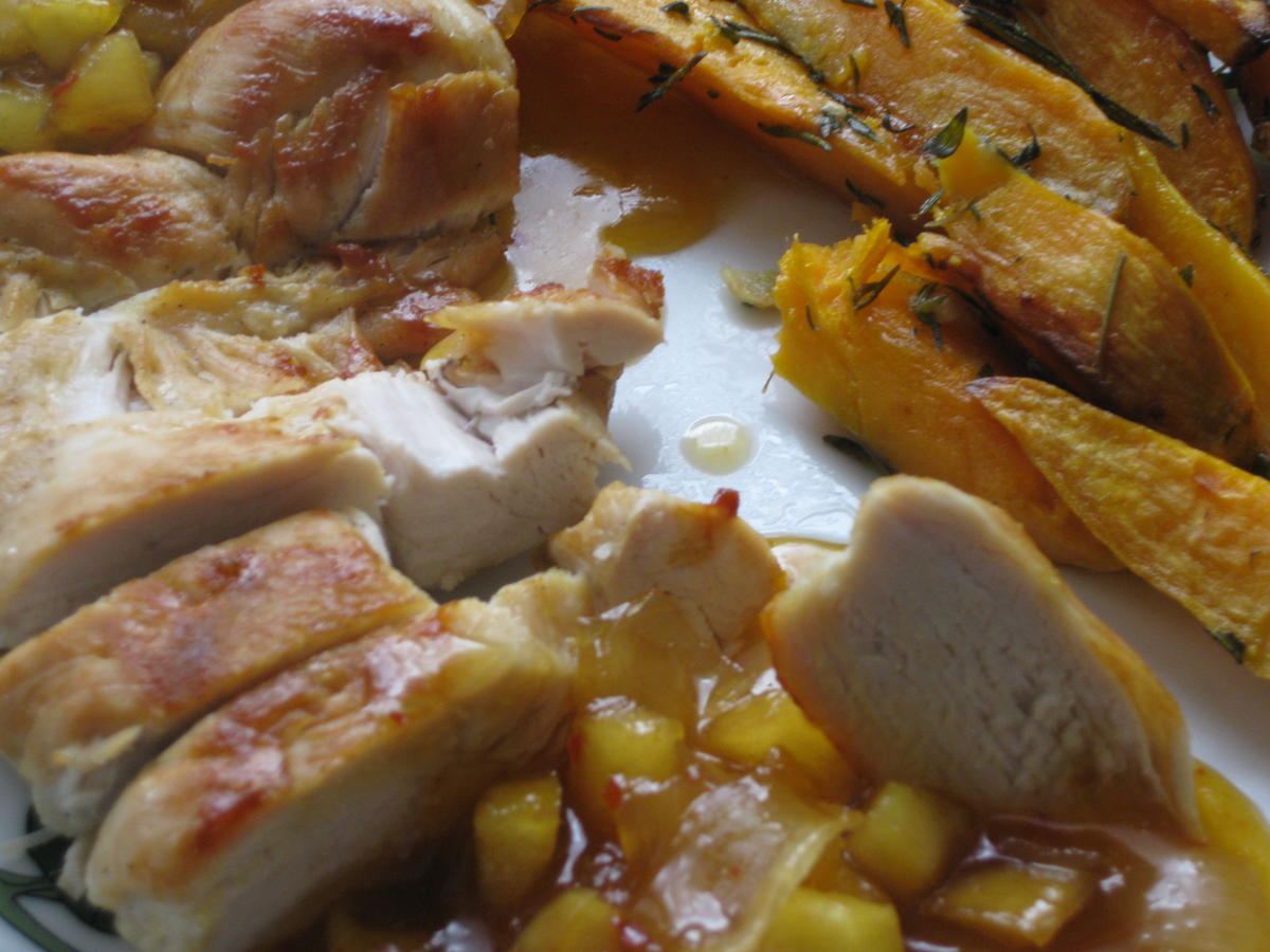 Hähnchenbrust mit Süßkartoffelspalten und Apfel-Zwiebel-Chutney - Rezept - Bild Nr. 3013