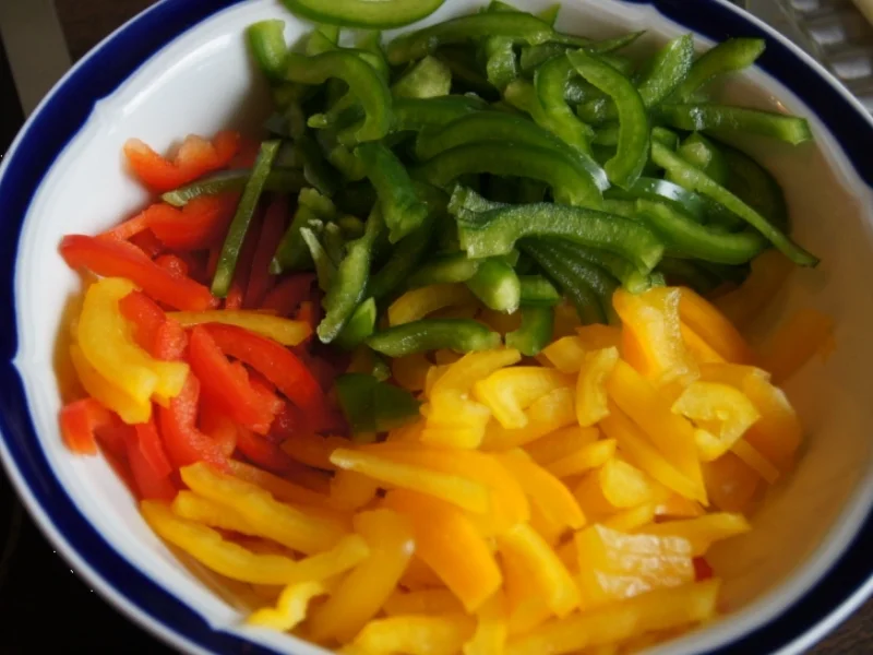 Nürnberger Rostbratwurst auf Paprikasalat mit Asia-Dressing - Rezept - Bild Nr. 3033