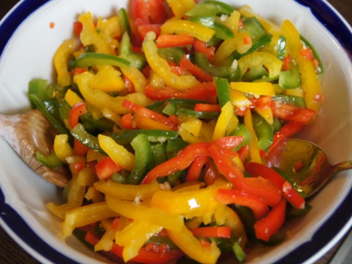 Nürnberger Rostbratwurst auf Paprikasalat mit Asia Dressing - einfach ...