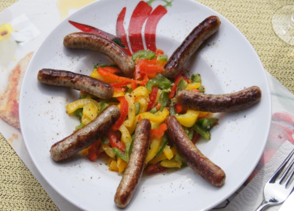 Bilder für Nürnberger Rostbratwurst auf Paprikasalat mit Asia-Dressing - Rezept