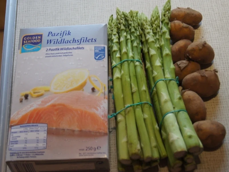 Grüner Spargel mit Pazifik Wildlachsfilet, Frühkartoffeln und Zitronen Buttersauce - Rezept - Bild Nr. 3043