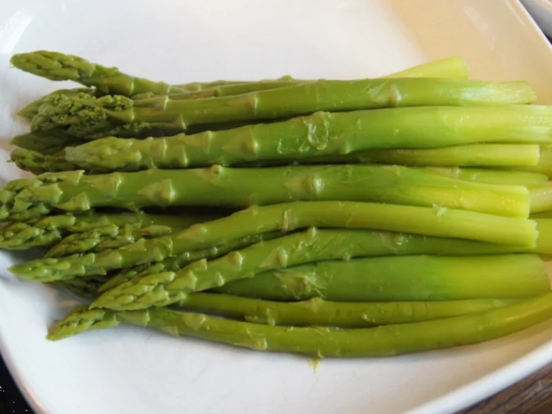 Grüner Spargel mit Pazifik Wildlachsfilet, Frühkartoffeln und Zitronen Buttersauce - Rezept - Bild Nr. 3044