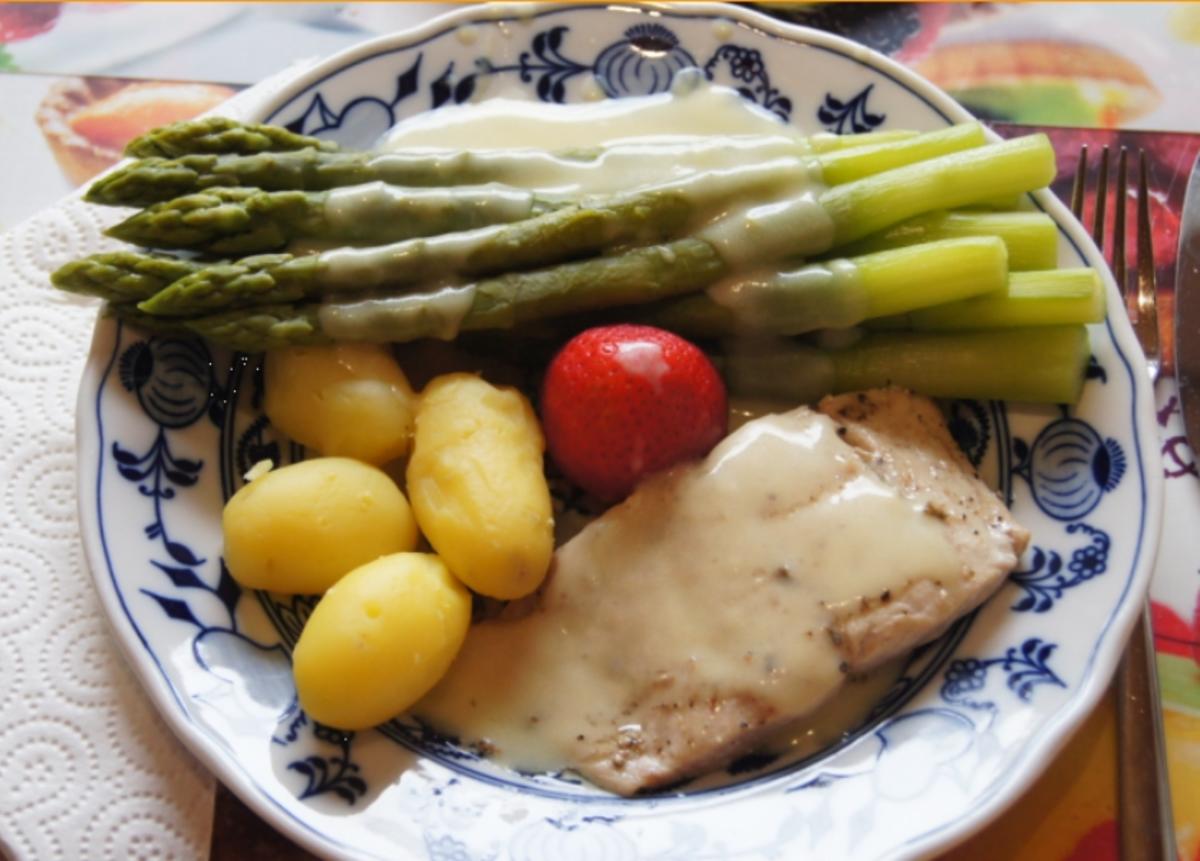 Bilder für Grüner Spargel mit Pazifik Wildlachsfilet, Frühkartoffeln und Zitronen Buttersauce - Rezept