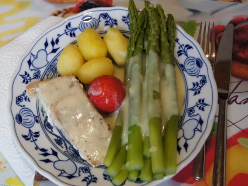 Grüner Spargel mit Pazifik Wildlachsfilet, Frühkartoffeln und Zitronen Buttersauce - Rezept - Bild Nr. 3052