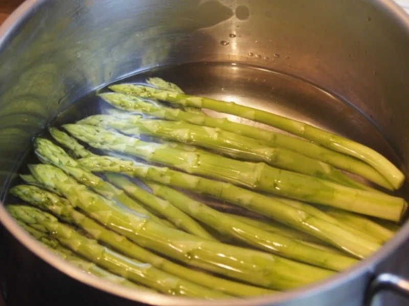 Grüner Spargel mit Pazifik Wildlachsfilet, Frühkartoffeln und Zitronen Buttersauce - Rezept - Bild Nr. 3052