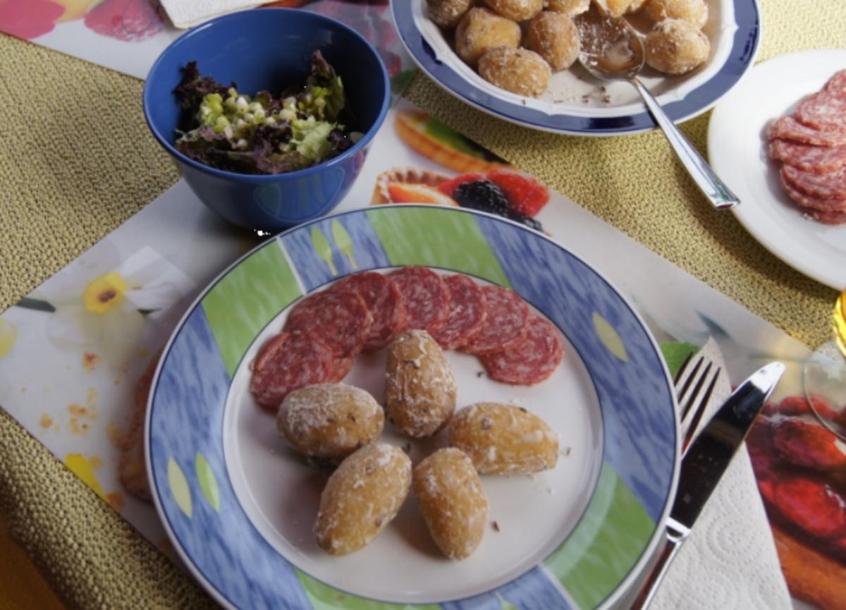 Meersalz-Kümmel-Drillinge mit luftgetrockneter-Mettwurst und Lollo-Rosso-Salat - Rezept - Bild Nr. 3045