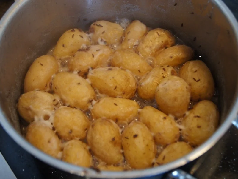 Meersalz-Kümmel-Drillinge mit luftgetrockneter-Mettwurst und Lollo-Rosso-Salat - Rezept - Bild Nr. 3048