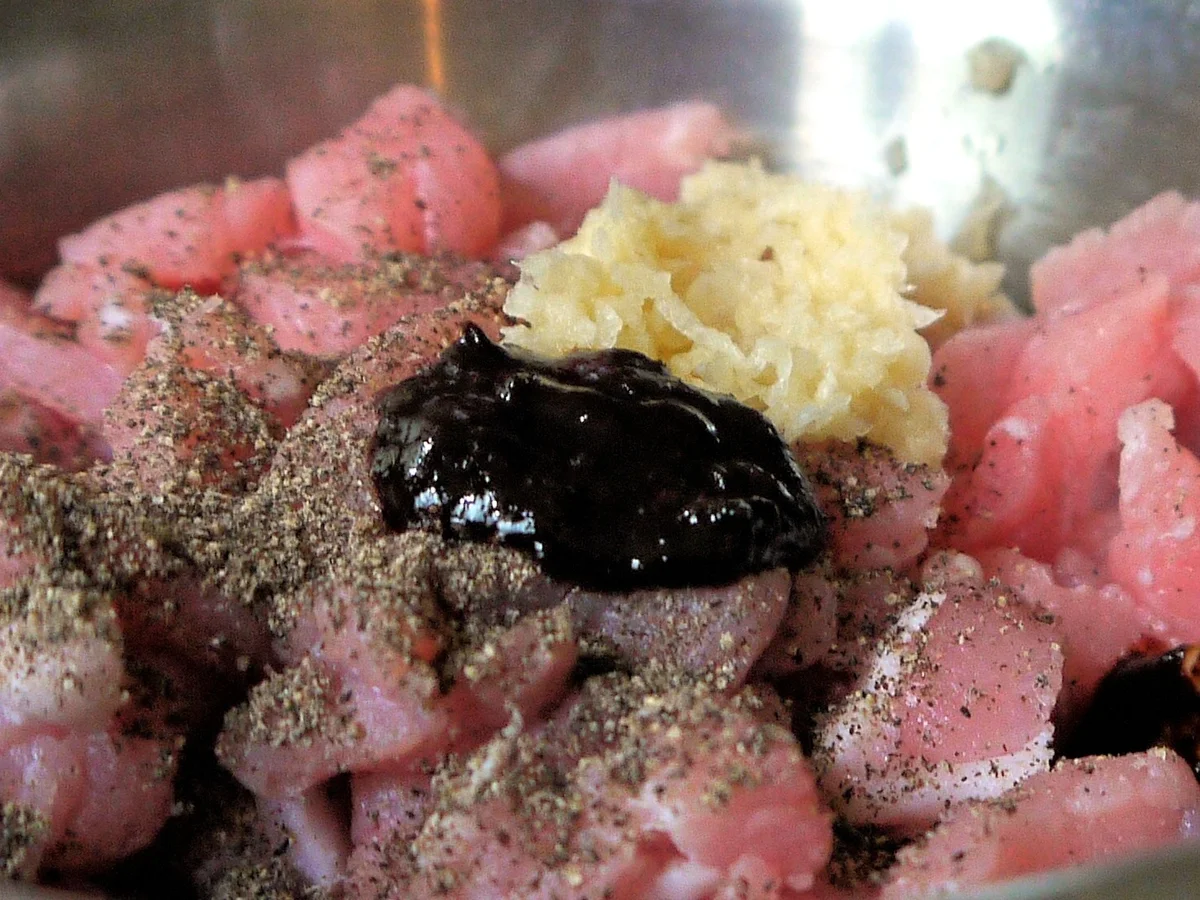 Scharfer Glasnudelsalat mit mariniertem Schweinefleisch - Rezept - Bild Nr. 3
