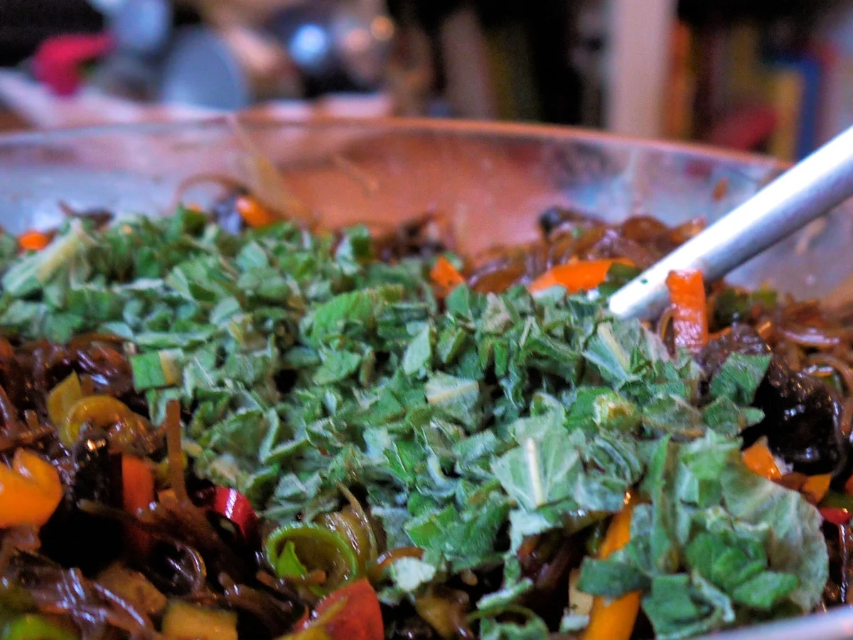 Scharfer Glasnudelsalat mit mariniertem Schweinefleisch - Rezept - Bild Nr. 15