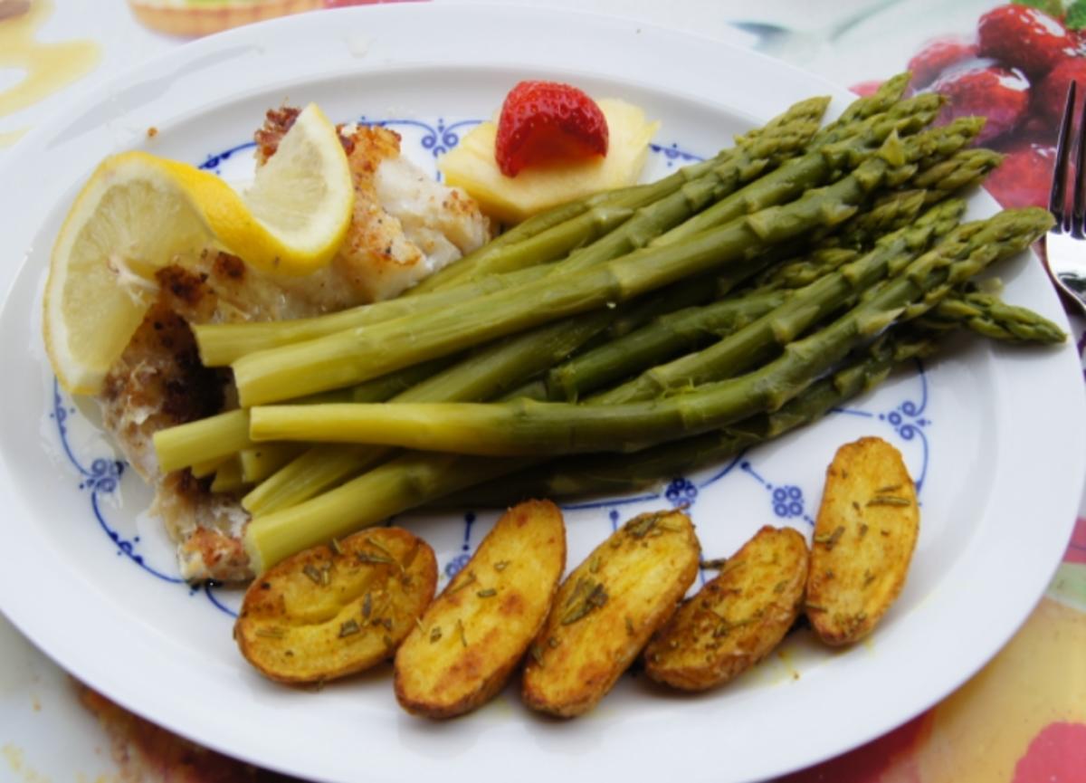 Bilder für Kabeljaufilet mit grünen Spargel und Rosmarin-Backkartoffeln - Rezept