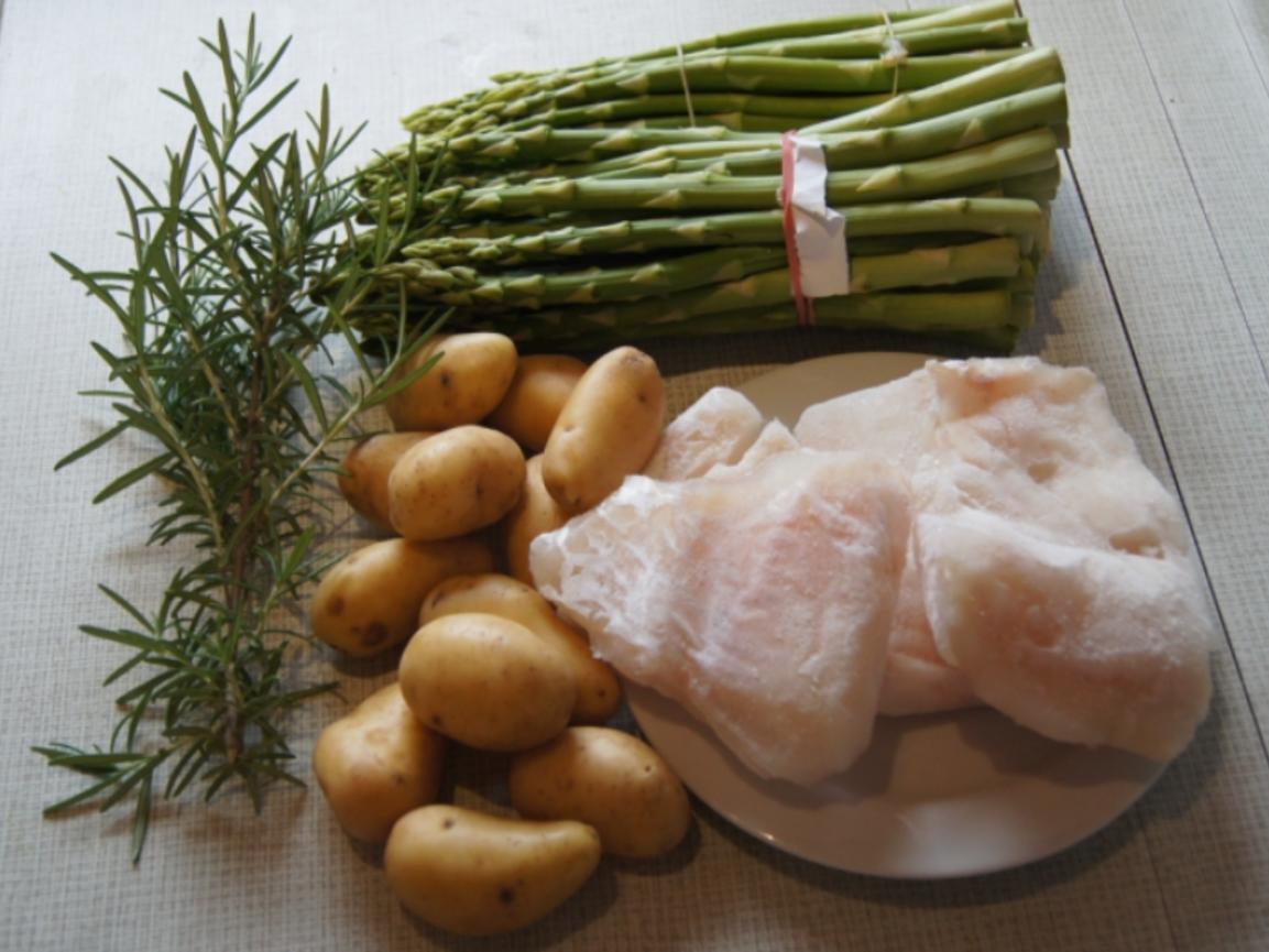 Kabeljaufilet mit grünen Spargel und Rosmarin Backkartoffeln - einfach ...