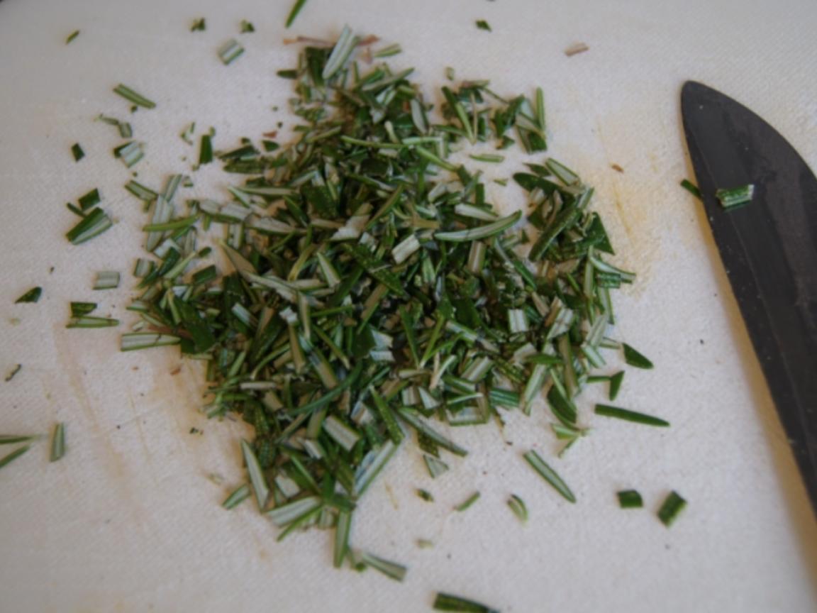 Kabeljaufilet mit grünen Spargel und Rosmarin Backkartoffeln - einfach ...