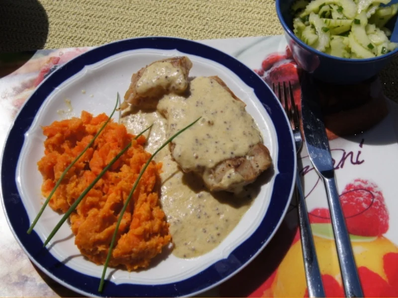 Rezept: Fischfilet mit Senfsauce, Möhren-Süßkartoffel-Meerrettich-Stampf und Gurkensalat Bild Nr. 3059 Fischfilet mit Senfsauce, Möhren-Süßkartoffel-Meerrettich-Stampf und Gurkensalat - Rezept - Bild Nr. 3059