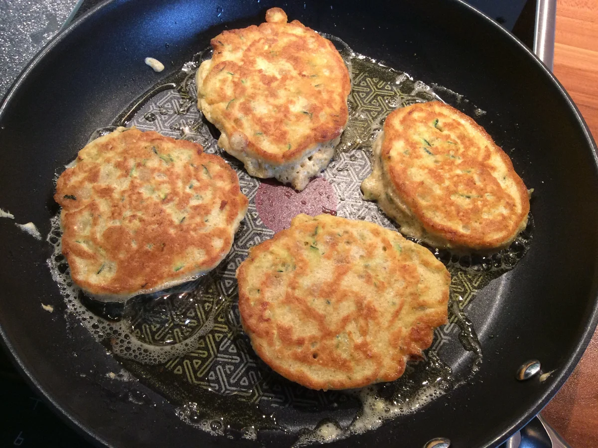 Zucchinipuffer mit Kichererbsen - Low Carb - - Rezept - Bild Nr. 3093