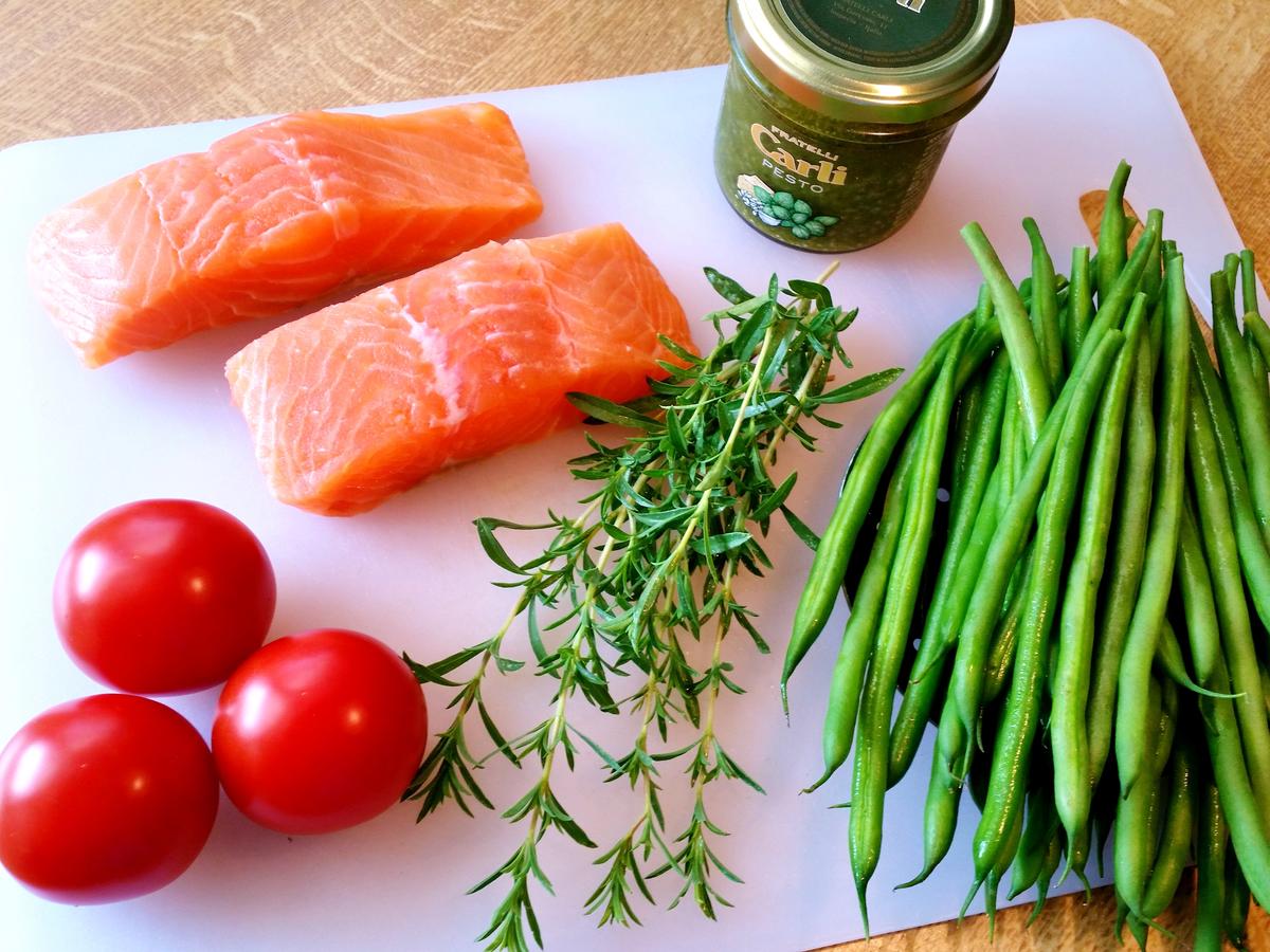 Lachs mit Pesto und Gemüse - Rezept mit Bild - kochbar.de