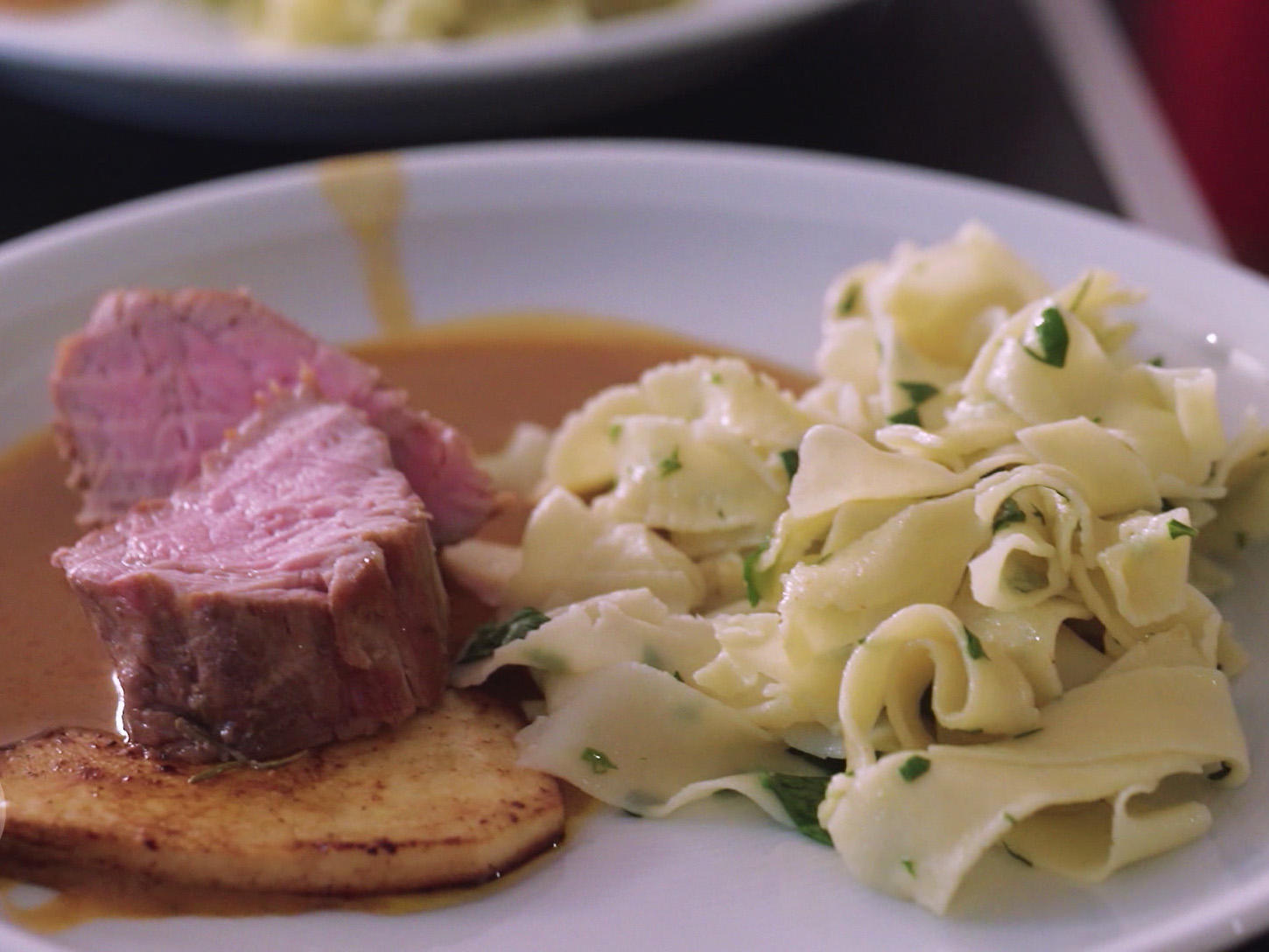 Bilder für Medaillons vom Kalbsfilet mit Petersiliennudeln und Kräuterseitlingen sous vide - Rezept