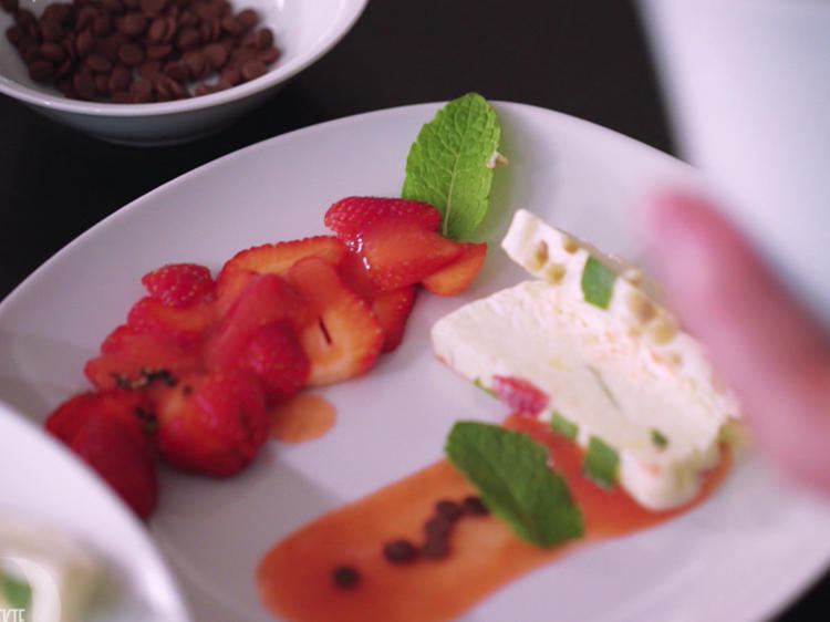 Vanilleparfait mit Erdbeeren - Rezept mit Bild - kochbar.de