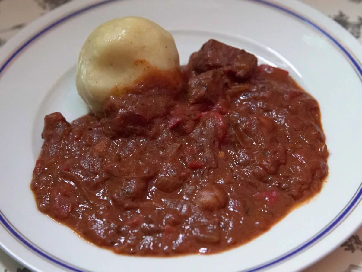 In Rotwein geschmortes Rindergulasch nach Omas Rezept dazu Kartoffelknödel - Rezept - Bild Nr. 2