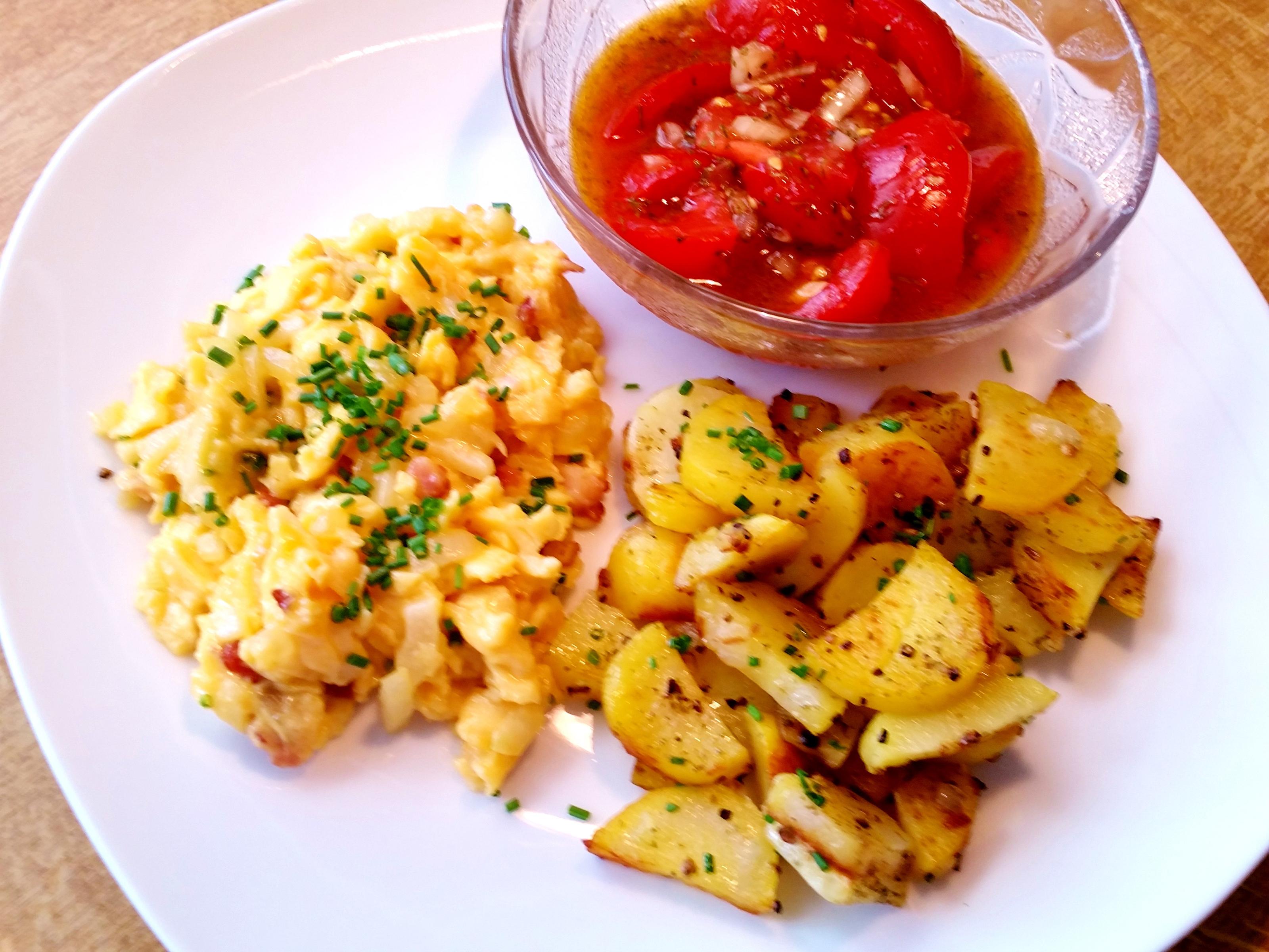 Bilder für Rührei - dazu Bratkartoffeln und ein Tomatensalat - Rezept