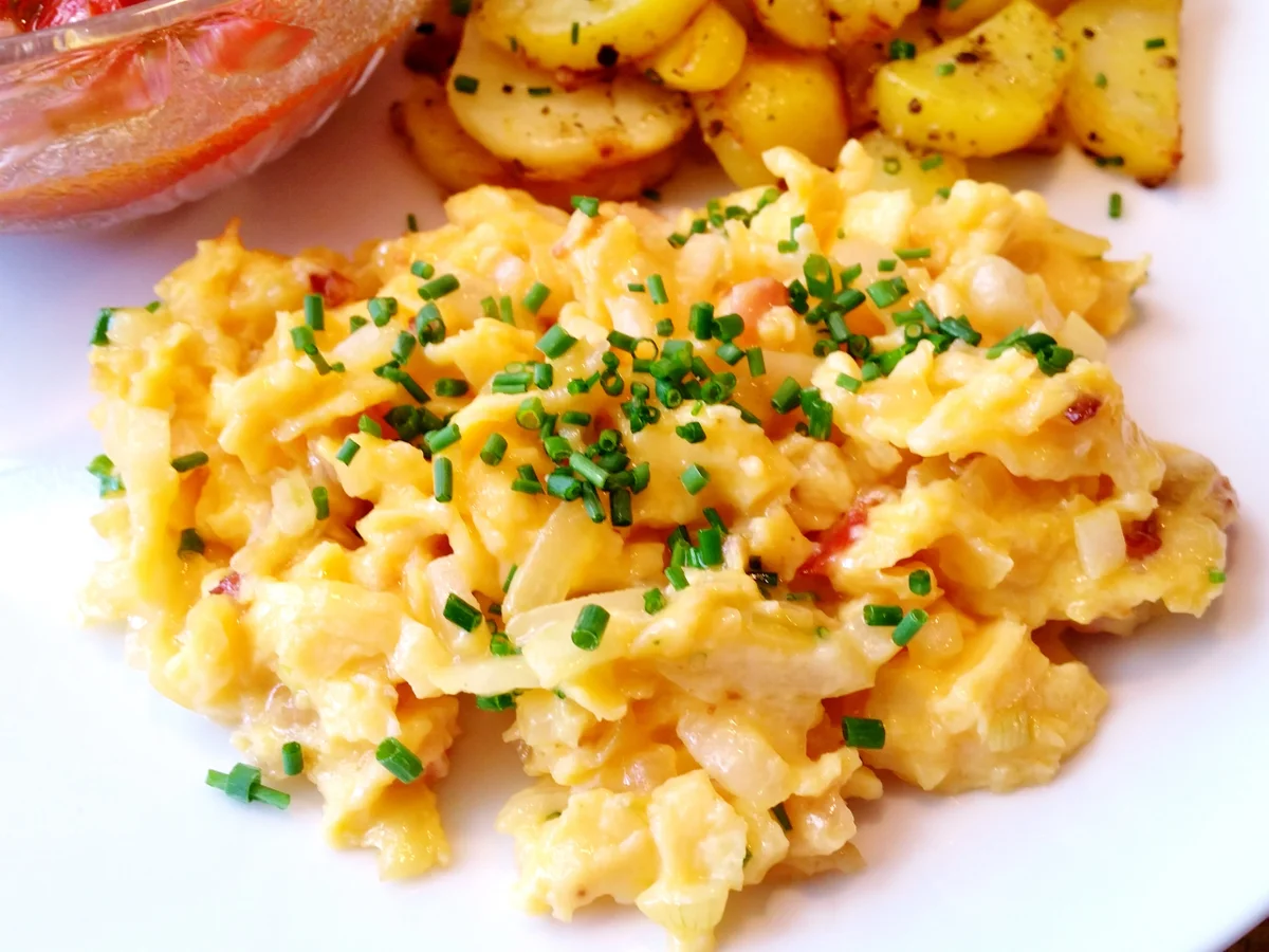 Rührei - dazu Bratkartoffeln und ein Tomatensalat - Rezept - Bild Nr. 3104