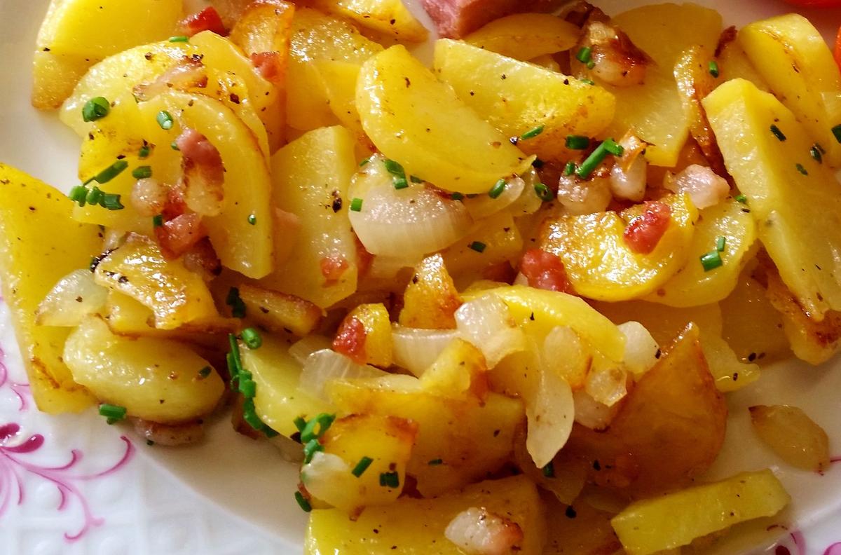 Rührei - dazu Bratkartoffeln und ein Tomatensalat - Rezept - Bild Nr. 3105