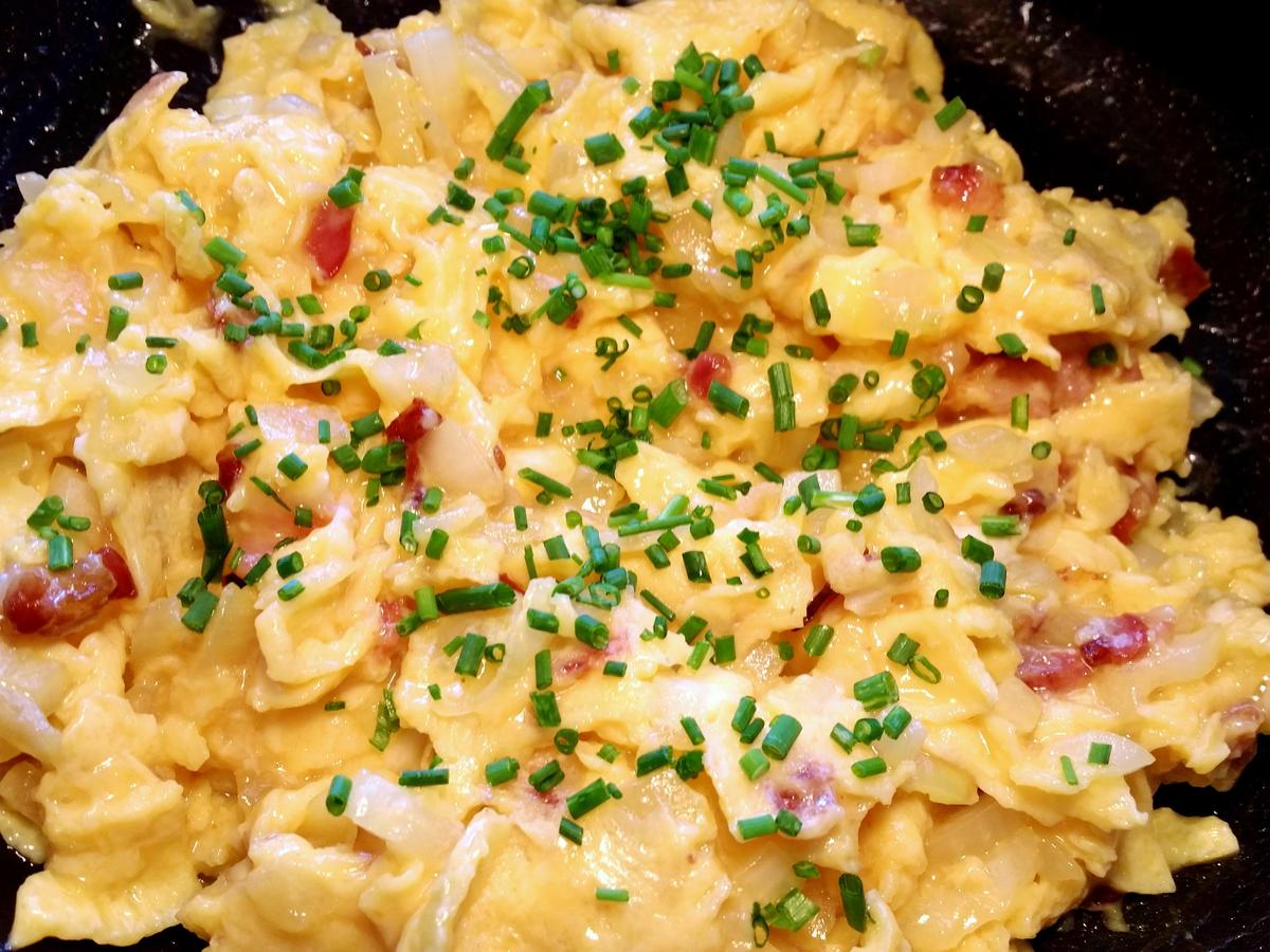 Rührei dazu Bratkartoffeln und ein Tomatensalat - einfach - von mimi