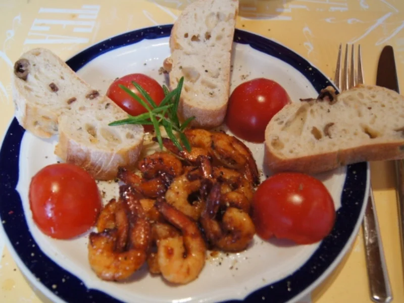 Party Crevetten mit Mini Rispentomaten und Ciabatta grüne Olive - Rezept - Bild Nr. 3110