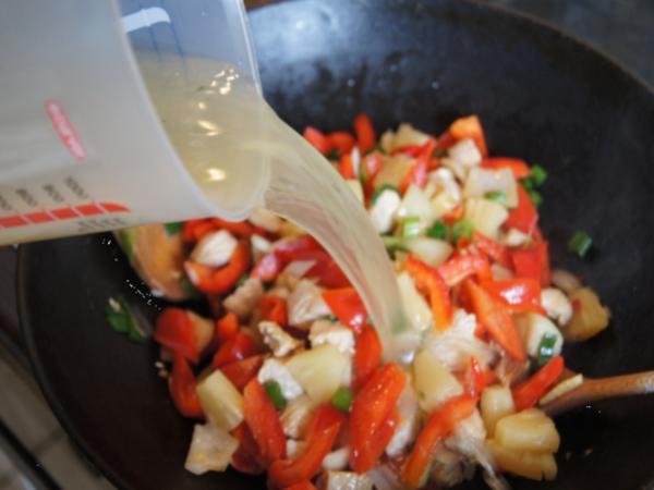 Fruchtiges Putencurry im Wok mit Basmatireis - Rezept - kochbar.de