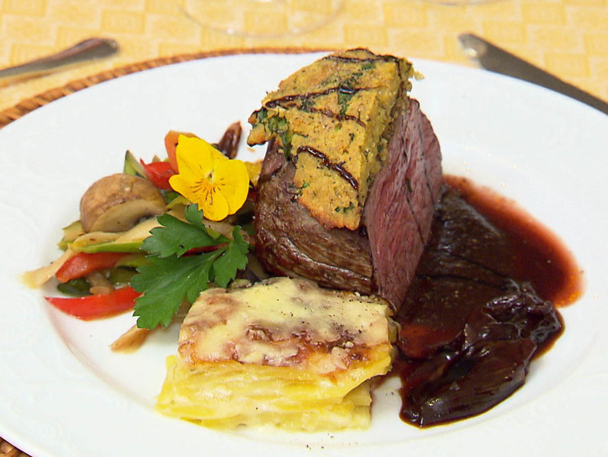 Rinderfilet mit Kräuterkruste an meditteranem Gemüse und Schalottenjus ...