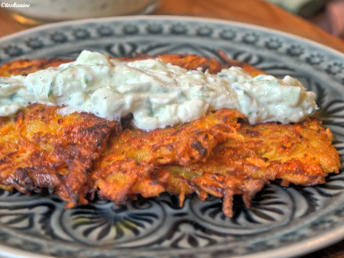 Rezept: Möhren-Kartoffel-Rösti mit Knoblauch-Gurken-Dip Bild Nr. 3159 Möhren-Kartoffel-Rösti mit Knoblauch-Gurken-Dip - Rezept - Bild Nr. 3159