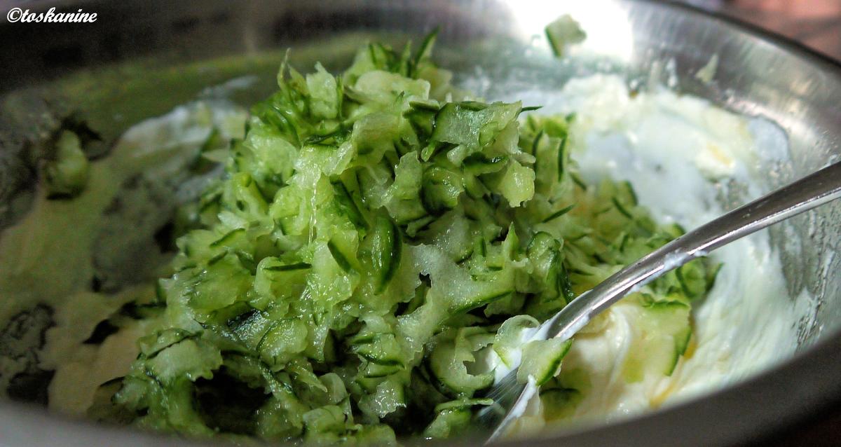 Möhren-Kartoffel-Rösti mit Knoblauch-Gurken-Dip - Rezept - Bild Nr. 3163