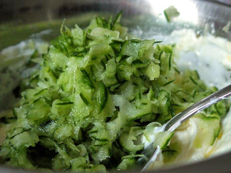 Möhren-Kartoffel-Rösti mit Knoblauch-Gurken-Dip - Rezept - kochbar.de