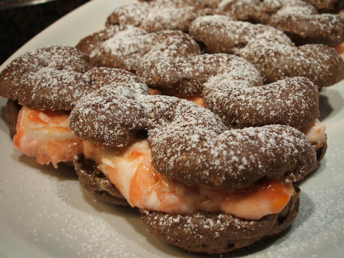 Backen: Schoko-Eclairs mit Aprikosen-Quark-Füllung - Rezept - kochbar.de