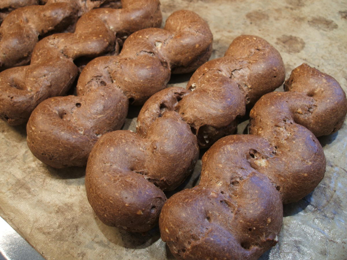 Backen: Schoko-Eclairs mit Aprikosen-Quark-Füllung - Rezept - kochbar.de