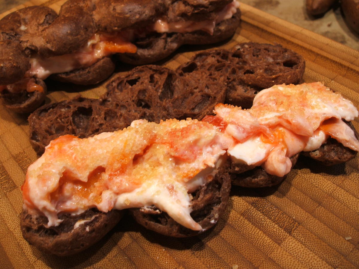 Backen: Schoko-Eclairs mit Aprikosen-Quark-Füllung - Rezept - kochbar.de