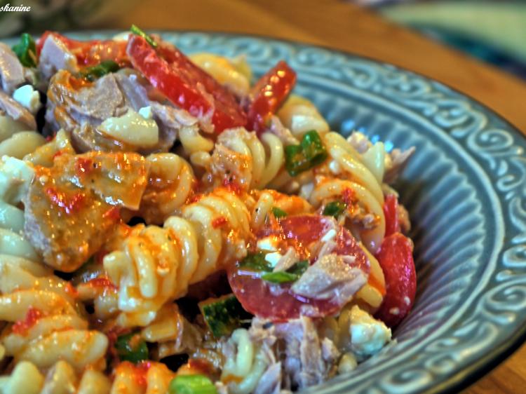 Thunfisch-Pasta-Salat mit Ajvar-Dressing - Rezept - kochbar.de