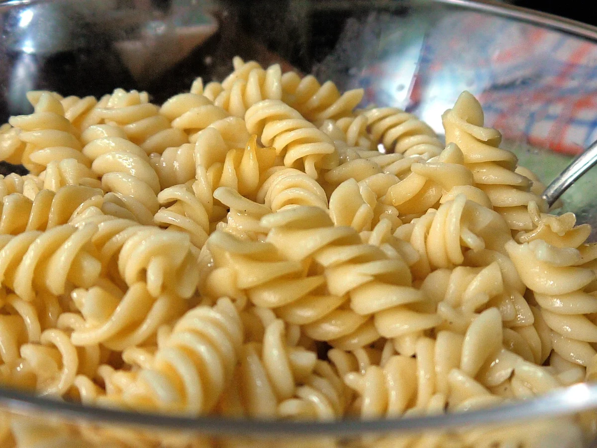 Rezept: Thunfisch-Pasta-Salat mit Ajvar-Dressing Bild Nr. 3162 Thunfisch-Pasta-Salat mit Ajvar-Dressing - Rezept - Bild Nr. 3162