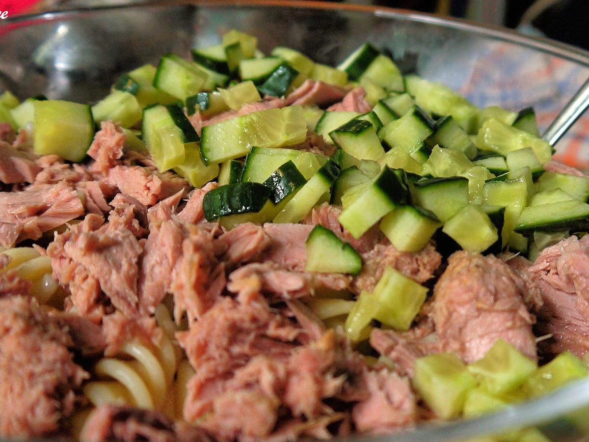 Thunfisch-Pasta-Salat mit Ajvar-Dressing - Rezept - kochbar.de