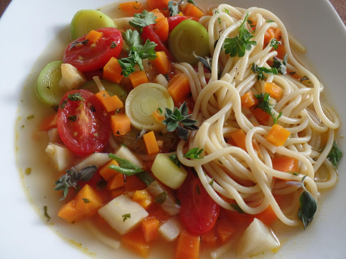 Nudel Gemüse Suppe Rezept mit Bild kochbar de