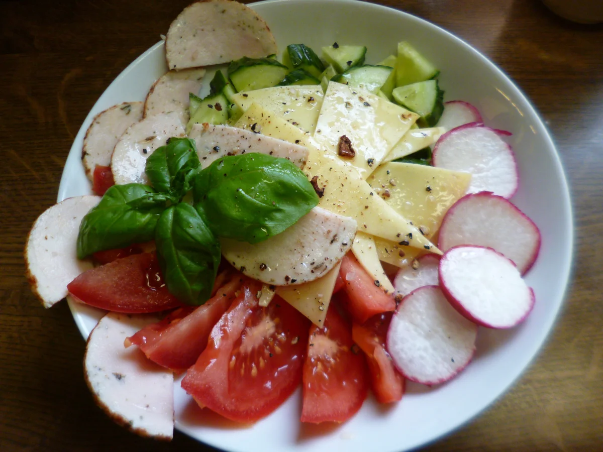 Rezept: Gemischter Rohkostsalat mit Tomaten, Gurke und Radies Bild Nr. 3188 Gemischter Rohkostsalat mit Tomaten, Gurke und Radies - Rezept - Bild Nr. 3188